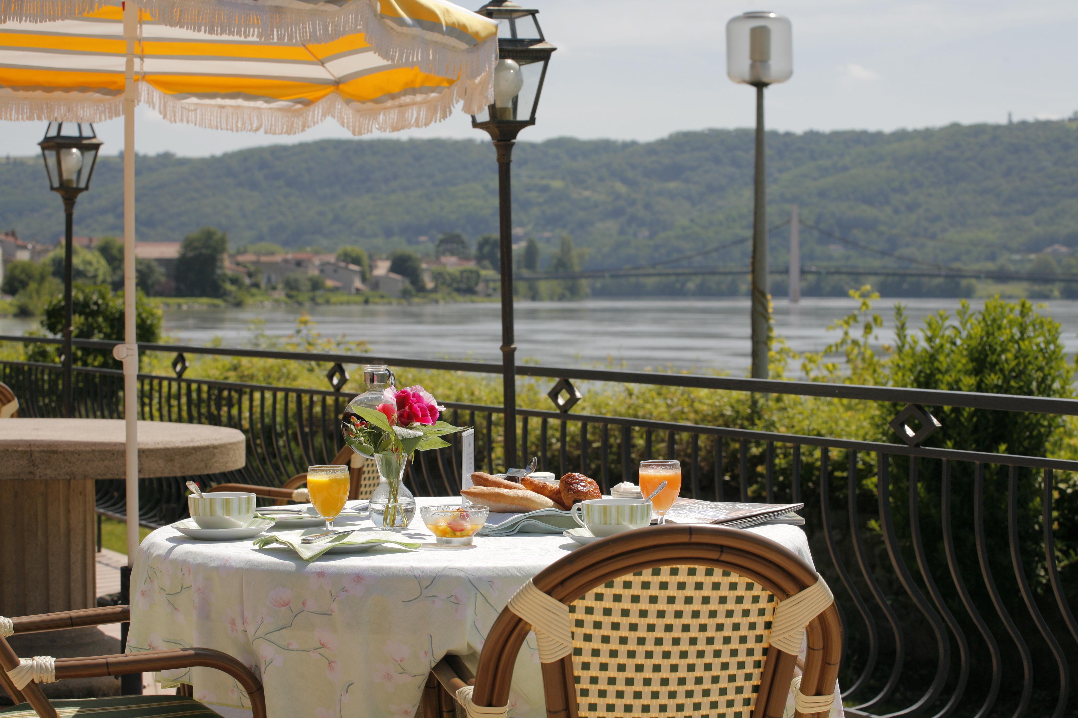 Hotel Beau Rivage Condrieu 꽁드리유 외부 사진